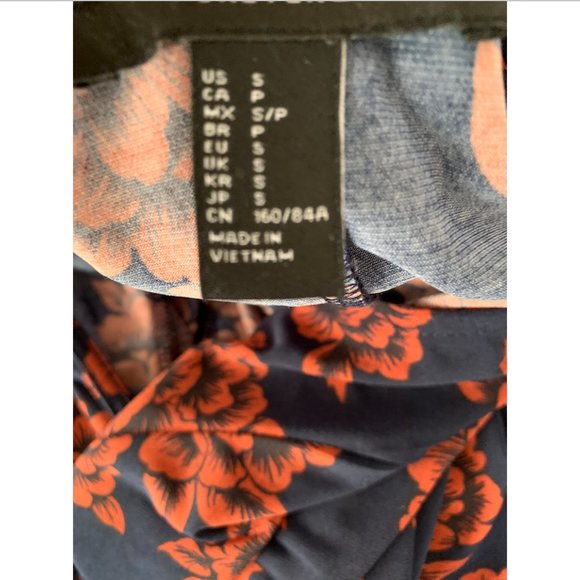 ✨FOREVER 21 FLORAL BACK SLIT LONG SLEEVE MIDI DRESS - SIZE: US S - Picture 3 of 3